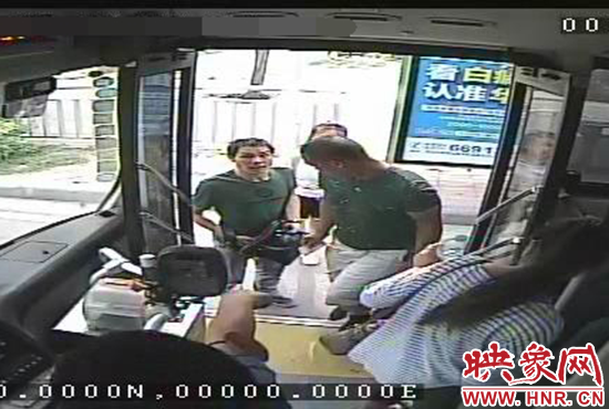 監(jiān)控顯示，竊賊偷女孩手機，公交車長幫忙要回手機。