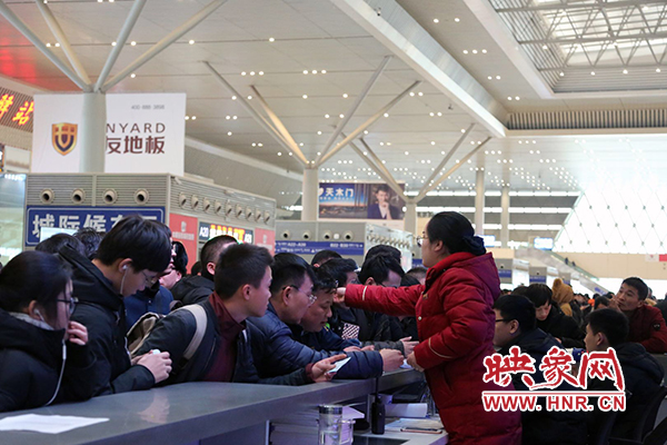 昨日因全國大面積降雪導(dǎo)途經(jīng)鄭州東站部分高鐵晚點停運 昨日因全國大面積降雪導(dǎo)途經(jīng)鄭州東站部分高鐵晚點停運