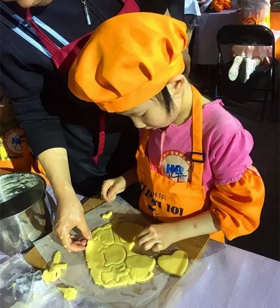 在爸爸媽媽的陪同下，親手制作餅干