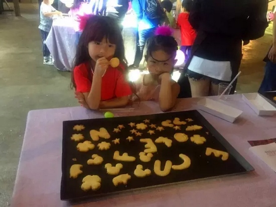 烤制好的餅干，發(fā)揮想象力，畫(huà)上美麗的圖案