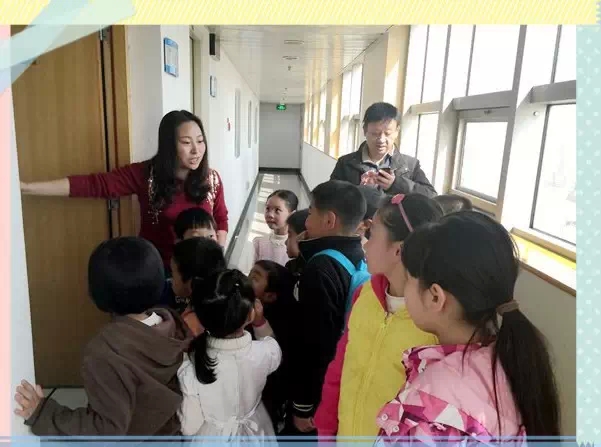 “別擠！”丁蘭姐姐說(shuō)，這里就是電臺(tái)的總控機(jī)房，很重要的地方哦！