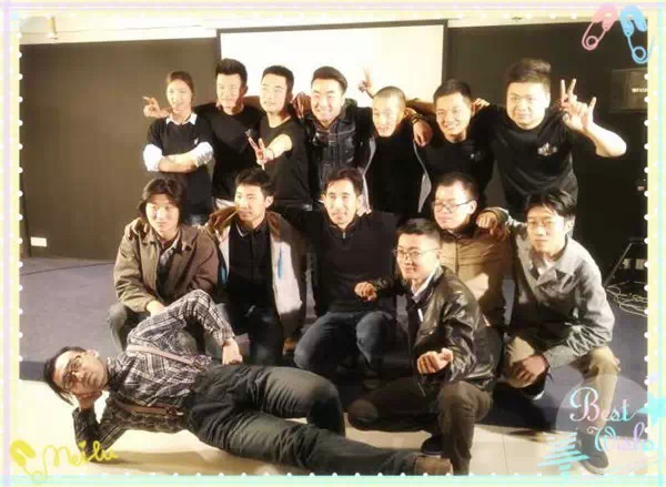 表演結(jié)束，看這哥們兒，為了和演員合影也是蠻拼的！