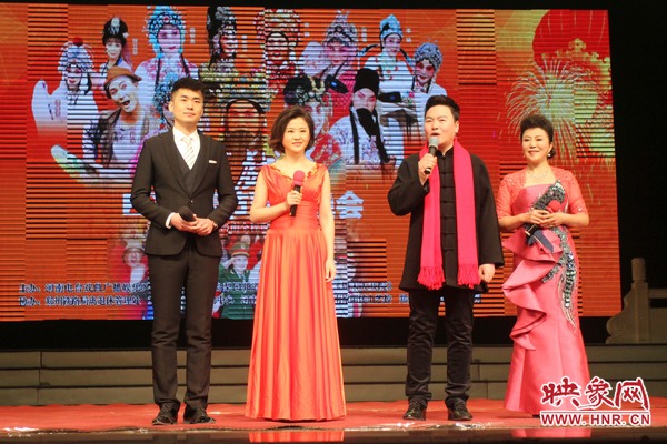 戲迷春晚主持人月陽（右二）、李亞楠（右一）、王巖（左二）、王曉凡（左一）