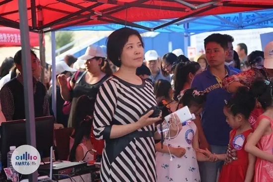 976老大木子一手手機(jī)一手對(duì)講一臉嚴(yán)肅，這是有多緊張呢？