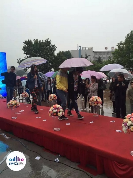 　　好友從屏幕后面走出來，他們特意從陜西、平頂山趕來為兩人送出祝福。