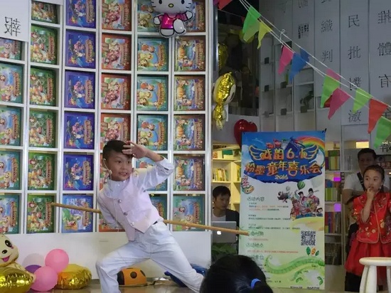 “梨園春”明星小擂主李宗書演唱豫劇《朝陽溝》選段，還表演了自己的拿手好戲——猴戲