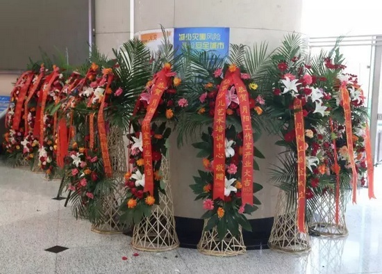 “月陽工作室”團(tuán)隊成員、戲曲志愿者及社會各界送來的祝?；ɑ@