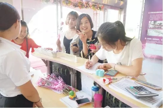 到場嘉賓均獲得巧克力一盒，女士另外還獲得獲得玫瑰花一支。