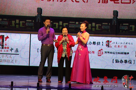 著名越調(diào)表演藝術(shù)家、越調(diào)皇后毛愛蓮（中）