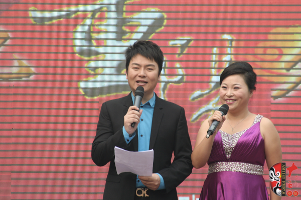 活動(dòng)由著名戲曲節(jié)目主持人，河南電臺(tái)戲曲廣播當(dāng)家小生月陽(yáng)（左）戲曲廣播《票友排行榜》主持人丁蘭（右）主