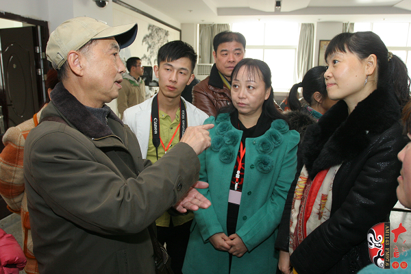 03著名黃梅戲表演藝術(shù)家、有“小董永”之稱的夏承平進(jìn)入比賽現(xiàn)場(chǎng)就被黃梅戲粉絲圍觀