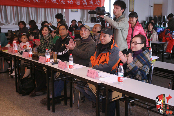 評(píng)委（左起）：河南電臺(tái)戲曲廣播《票友排行榜》河南十大名票黃立群、陜西戲曲廣播資深音樂編輯焦詠、著名黃