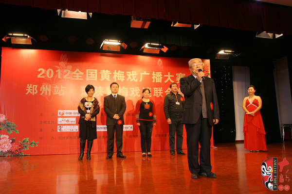 選手五人一組上臺(tái)表演，臺(tái)上為第一組選手