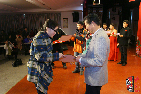 河南電臺(tái)戲曲廣播副總監(jiān)張彤、安徽戲曲廣播副總監(jiān)汪源、陜西戲曲廣播資深音樂編輯焦詠為晉級(jí)選手頒發(fā)晉級(jí)牌