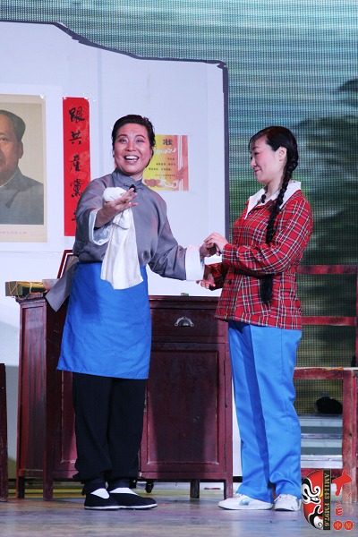 第三場(chǎng)，河南電臺(tái)戲曲廣播總監(jiān)木子（左）飾栓保娘，《梨園星秀場(chǎng)》《有你就有戲》主持人媛媛（右）飾銀環(huán)