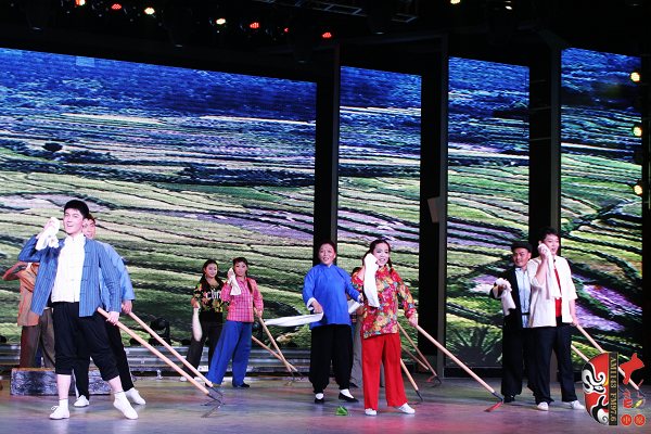 群眾勞動(dòng)場(chǎng)面，劇中演員包含票友、專(zhuān)業(yè)演員、戲迷