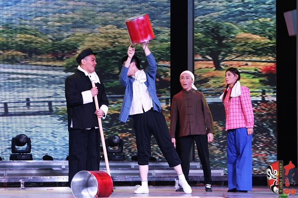 第五場(chǎng)，素雅青年豫劇團(tuán)徐國(guó)言飾老支書(shū)