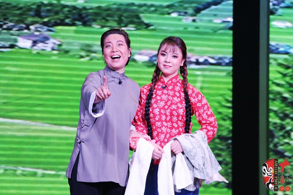 第九場(chǎng)，河南電臺(tái)戲曲廣播總監(jiān)木子（左）飾栓保娘，素雅青年豫劇團(tuán)劉帥毅（右）飾銀環(huán)