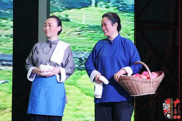 第七場(chǎng)，河南電臺(tái)戲曲廣播副總監(jiān)、中國(guó)播音主持金話(huà)筒獎(jiǎng)獲得者張彤（左）飾栓保娘