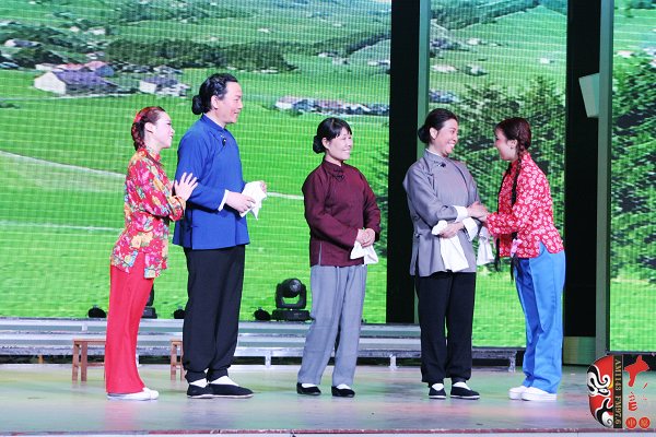 著名戲曲節(jié)目主持人、河南電臺(tái)戲曲廣播當(dāng)家小生月陽(yáng)（左二）反串飾演二大娘