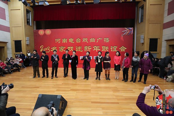 河南電臺(tái)戲曲廣播主持人和藝術(shù)家及現(xiàn)場(chǎng)戲迷同唱《朝陽溝》上山片段