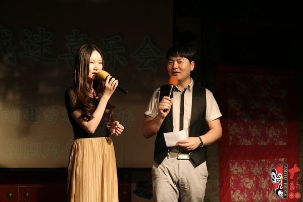 主持人：河南電臺(tái)戲曲廣播《越學(xué)越開心》主持人張琳，著名戲曲節(jié)目主持人、戲曲廣播當(dāng)家小生月陽(yáng)