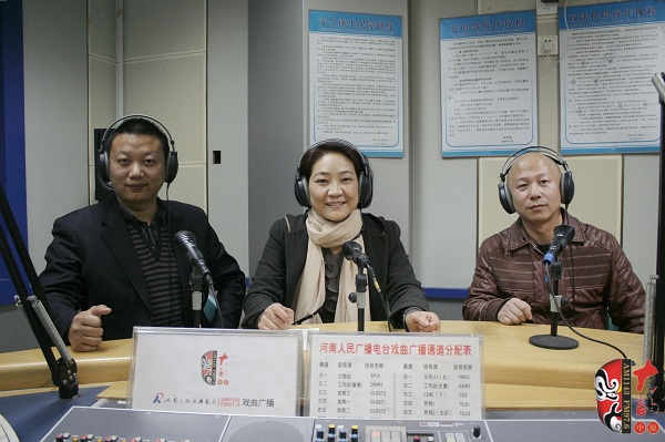 本次傳統(tǒng)古裝大戲《三哭殿》的輔導(dǎo)老師之一、著名越調(diào)演員李娟（中）及本次大戲的主要演員做客直播間