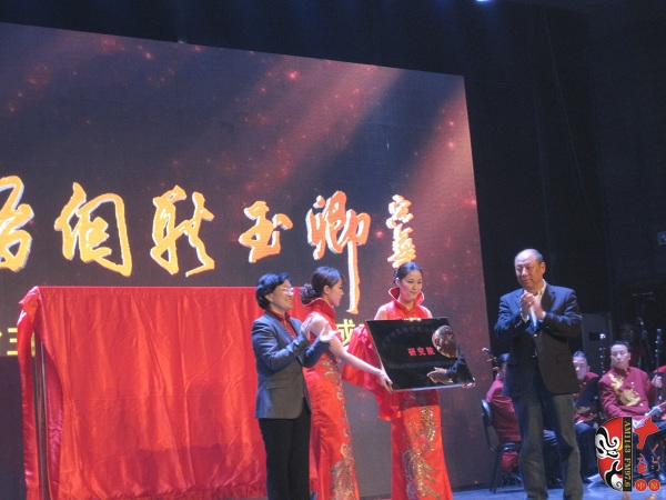 省委組織部副部長(zhǎng)、人力資源和社會(huì)保障廳廳長(zhǎng)楊盛道，省文化廳廳長(zhǎng)楊麗萍為玉卿戲曲音樂(lè)藝術(shù)研究院揭牌