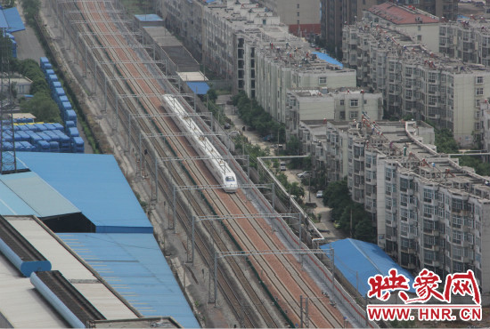 4日上午8點(diǎn)10分，隨著一聲汽笛長(zhǎng)鳴，一列“子彈頭”列車(chē)緩緩駛出鄭州車(chē)站。