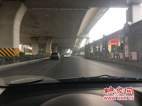 限行首日，三環(huán)橋上橋下，車輛不多，交通狀況良好。