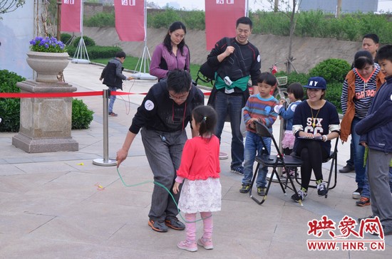 當(dāng)然啦，也有小天使現(xiàn)場(chǎng)跟爸比罷工的，就是不跳，弄的爸爸也哭笑不得。