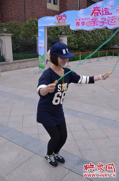 小麥也是現(xiàn)場(chǎng)玩起了跳繩，技術(shù)不錯(cuò)嘛！