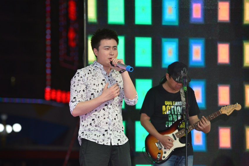 首先出場(chǎng)的是主播佳雨，一首《李白》，瞬間將現(xiàn)場(chǎng)的火熱氣氛點(diǎn)著。