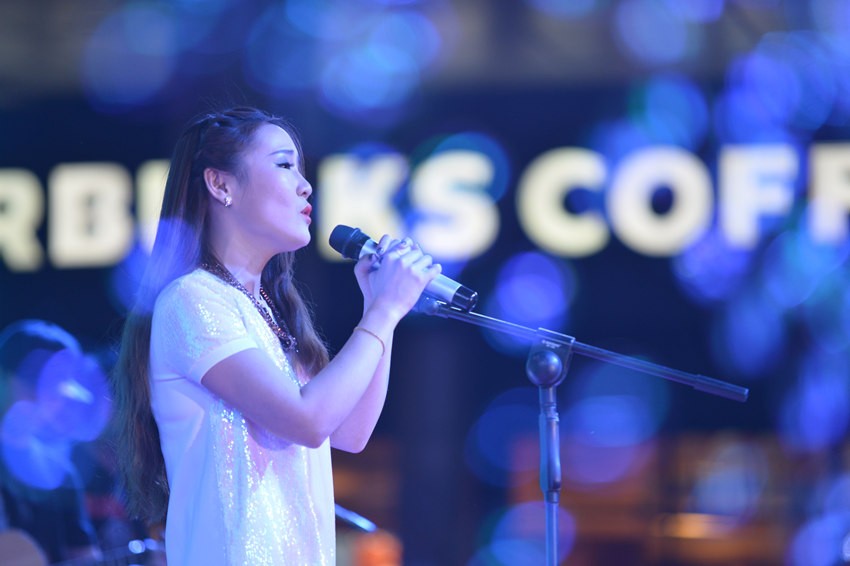 接下來是主播丹丹的《辛德瑞拉》，作為一個(gè)音樂節(jié)目的主播，唱歌當(dāng)然都是毛毛雨。