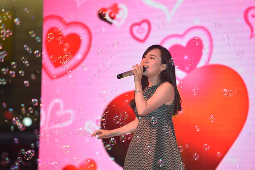 夢(mèng)茹選擇了走溫情路線，《至少還有你》唱的是深情款款。