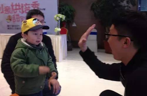 老楊你真心的是童心未泯啊，來(lái)，跟叔叔Give Me Five！