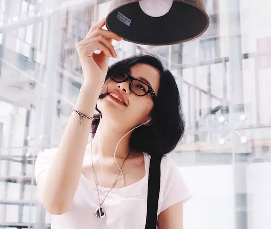 當(dāng)然，怎么能少的了美女出鏡？