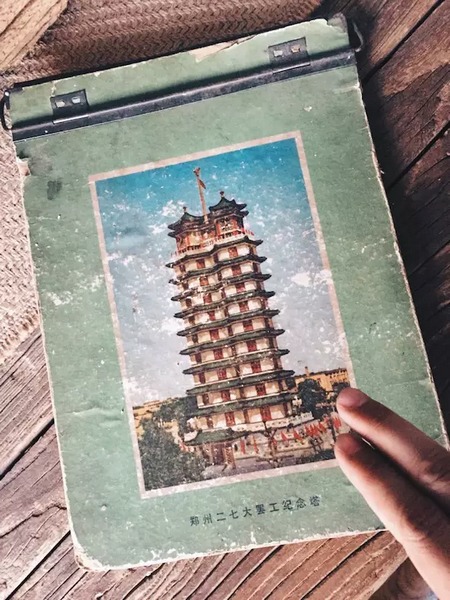 我們撫摸著鄭州的歷史，從中了解它的厚度。