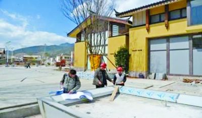 　　別墅工地，工人正在施工。