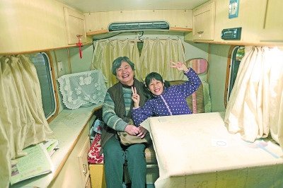  天黑了，外面風(fēng)雨交加而董怡汶坐在溫暖的房車?yán)铩? oldsrc=