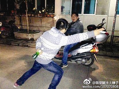 艦載機(jī)起飛手勢(shì)引發(fā)模仿熱潮 艦載機(jī)起飛手勢(shì)引發(fā)模仿熱潮