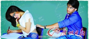 一名印度男學生正在偷看寫在一名女學生身體上的答案 一名印度男學生正在偷看寫在一名女學生身體上的答案