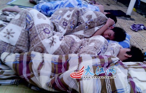 南昌天氣進入“烘烤”模式 學(xué)子樓頂打地鋪走紅 南昌天氣進入“烘烤”模式 學(xué)子樓頂打地鋪走紅