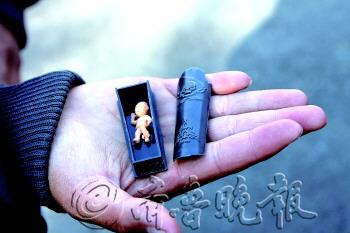 學(xué)生玩具市場(chǎng)亂象叢生:“詛咒卡”“小棺材”熱銷 學(xué)生玩具市場(chǎng)亂象叢生:“詛咒卡”“小棺材”熱銷