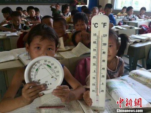 6月3日，下午四點，昆明市東川區(qū)因民鎮(zhèn)中心學(xué)校一年級教室溫度達(dá)到44℃