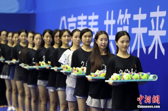 青奧會(huì)開(kāi)幕在即禮儀志愿者忙"頒獎(jiǎng)"