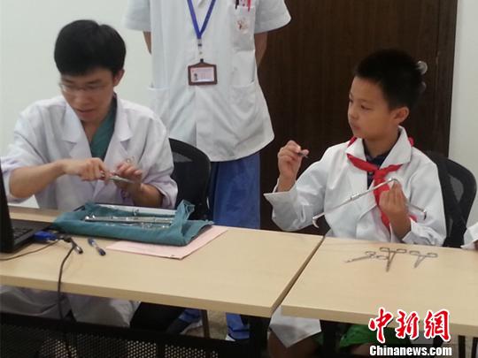 兒童暑期“職業(yè)體驗(yàn)” 醫(yī)生、警察職業(yè)受熱捧