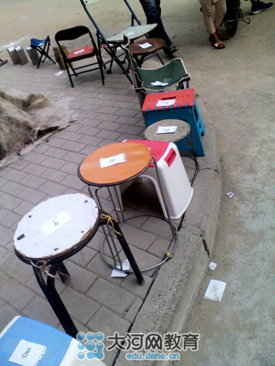 17號中午，鄭州市金水區(qū)實驗小學(xué)就已經(jīng)開始出現(xiàn)排隊等待報名的長龍了！