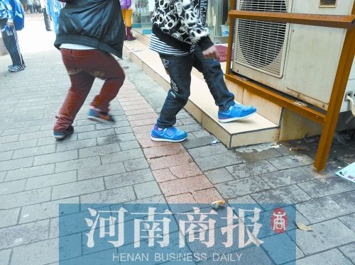 路邊，兩個小學(xué)生正在扔“臭屁炸彈