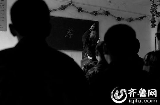 方光與其他癡迷網(wǎng)絡(luò)游戲的孩子一起，在重新認(rèn)識“孝”的含義